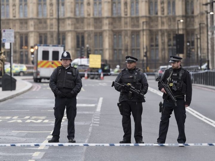 الشرطة البريطانية تعزز وجودها الأمني ​​حول المعابد اليهودية بعد إطلاق النار في سيدني