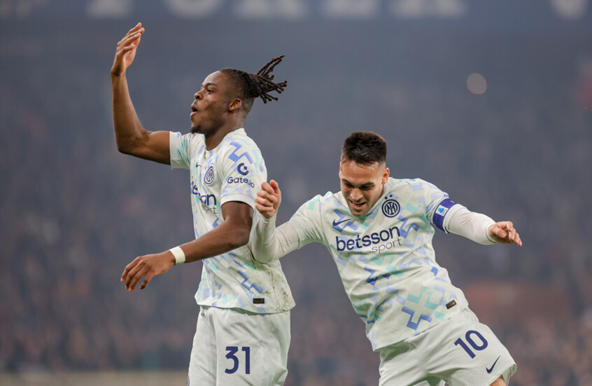 إنتر يستغل تعثر ميلان ونابولي ويقفز إلى صدارة  الدوري الإيطالي