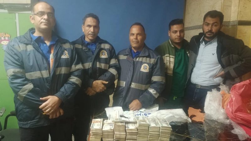 مصر.. مسعف وسائق يعيدان 684 ألف جنيه عثرا عليها خلال التعامل مع حادث سير (صورة)