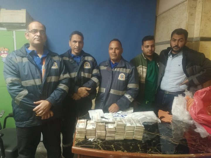 مصر.. مسعف وسائق يعيدان 684 ألف جنيه عثرا عليها خلال التعامل مع حادث سير (صورة)