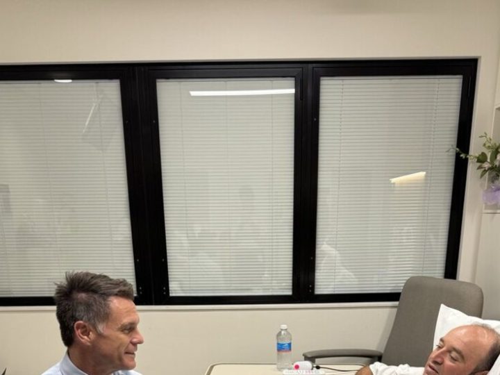 مسؤول أسترالي ينشر صورة جديدة لـ”البطل” الذي تصدى لأحد منفذي هجوم سيدني