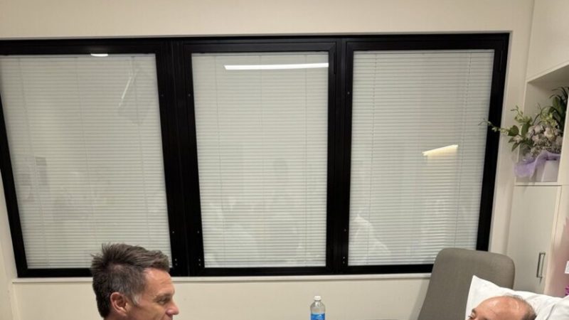 مسؤول أسترالي ينشر صورة جديدة لـ”البطل” الذي تصدى لأحد منفذي هجوم سيدني