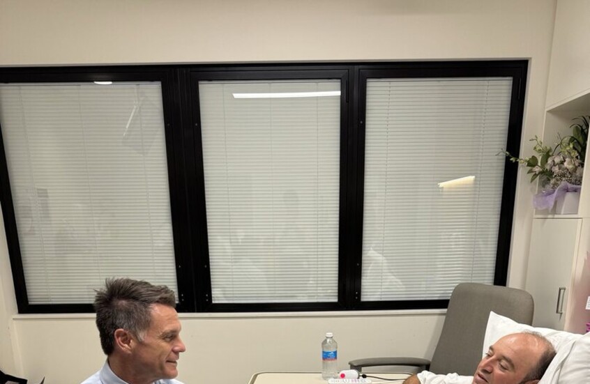 مسؤول أسترالي ينشر صورة جديدة لـ”البطل” الذي تصدى لأحد منفذي هجوم سيدني