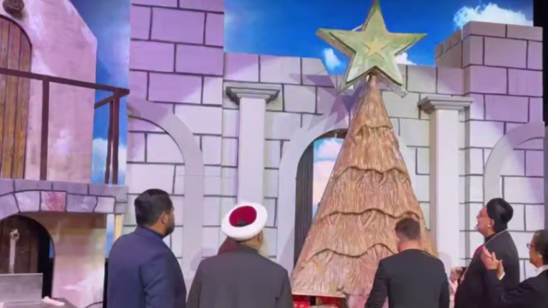 لبنان.. افتتاح أكبر شجرة ميلاد مصنوعة من الصابون الطبيعي في العالم