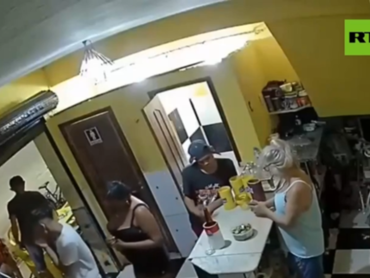 مشاهد قاسية.. مقتل 3 أشخاص وإصابة اثنين آخرين في إطلاق نار بحانة في البرازيل (صورة + فيديو)