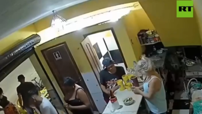 مشاهد قاسية.. مقتل 3 أشخاص وإصابة اثنين آخرين في إطلاق نار بحانة في البرازيل (صورة + فيديو)