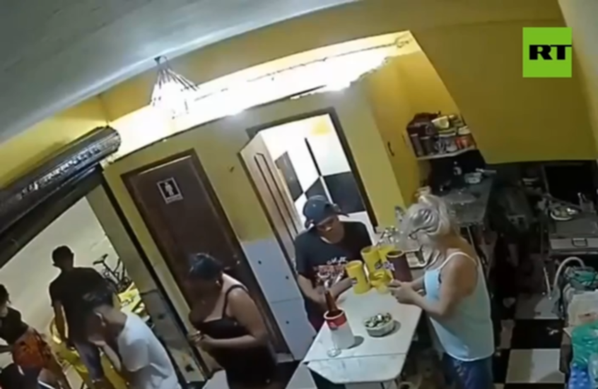 مشاهد قاسية.. مقتل 3 أشخاص وإصابة اثنين آخرين في إطلاق نار بحانة في البرازيل (صورة + فيديو)