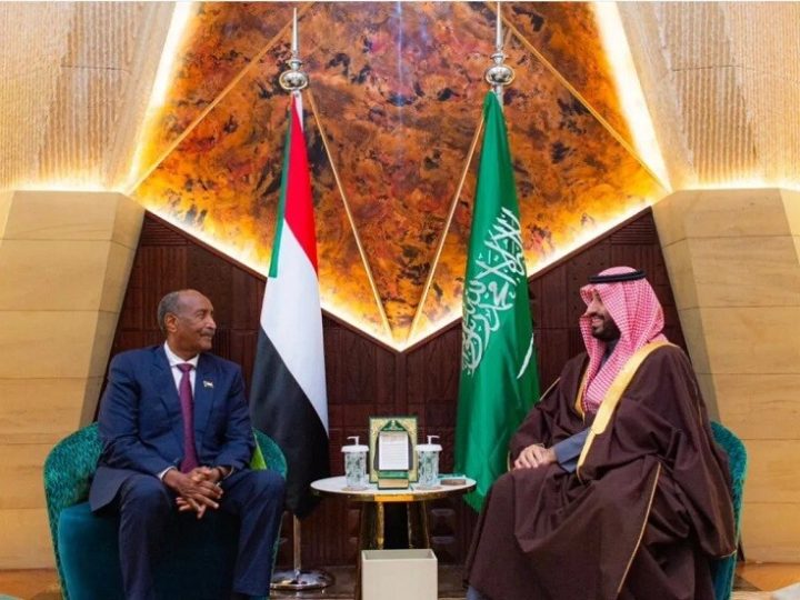 ولي العهد السعودي يبحث مع البرهان في الرياض جهود تحقيق الأمن والاستقرار في السودان