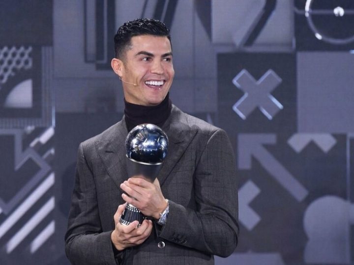 من يصوت بدلا من القائد.. لماذا لا يدلي رونالدو بصوته في جوائز الفيفا؟