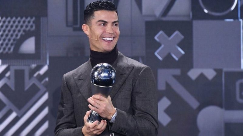 من يصوت بدلا من القائد.. لماذا لا يدلي رونالدو بصوته في جوائز الفيفا؟