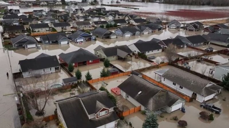 الولايات المتحدة.. إخلاء 3 ضواحي في مدينة سياتل بعد انهيار سد بسبب الأمطار الغزيرة (صور + فيديو)