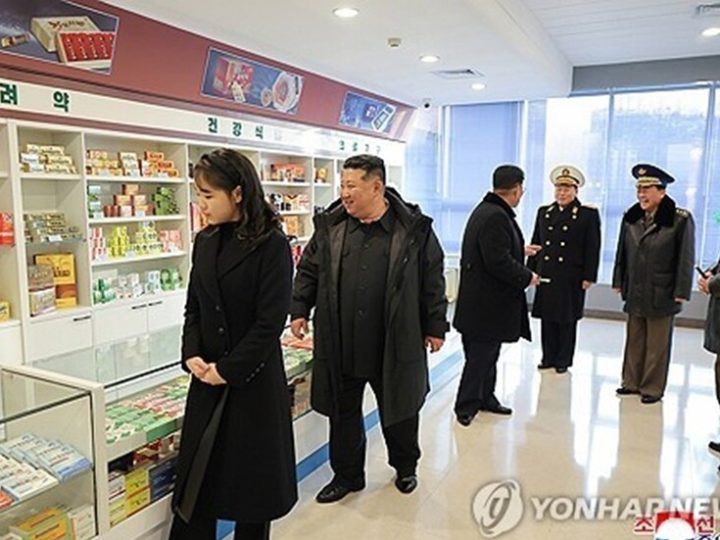 الزعيم الكوري الشمالي يحضر حفل افتتاح مجمع صناعي (صور)