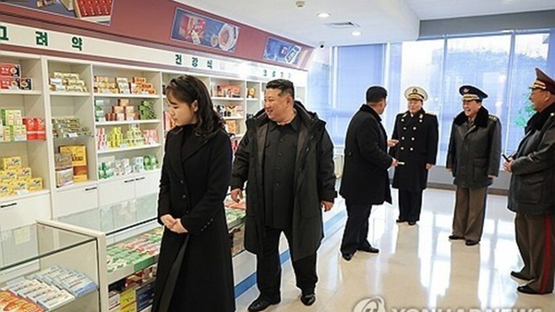 الزعيم الكوري الشمالي يحضر حفل افتتاح مجمع صناعي (صور)