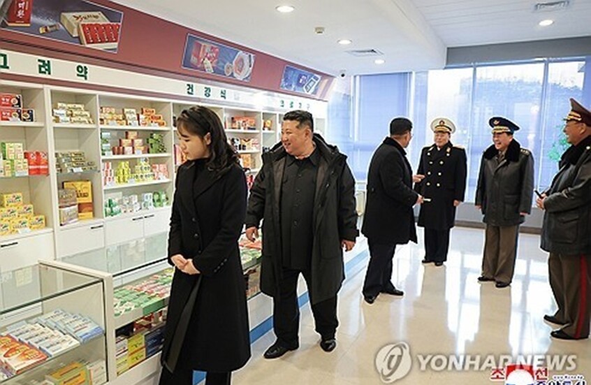 الزعيم الكوري الشمالي يحضر حفل افتتاح مجمع صناعي (صور)