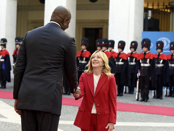 فارق الطول يخطف الأضواء في لقاء ميلوني ورئيس موزمبيق (فيديو)