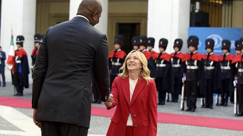 فارق الطول يخطف الأضواء في لقاء ميلوني ورئيس موزمبيق (فيديو)