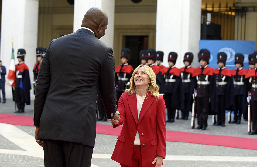 فارق الطول يخطف الأضواء في لقاء ميلوني ورئيس موزمبيق (فيديو)