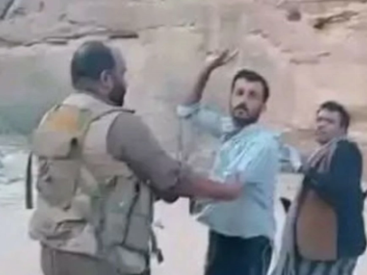 إعدام عرفي صادم في اليمن.. أسرة قاتل تسلم ابنها لمسلحين قبليين لتصفيته بالرصاص (فيديو)