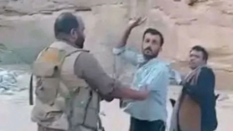 إعدام عرفي صادم في اليمن.. أسرة قاتل تسلم ابنها لمسلحين قبليين لتصفيته بالرصاص (فيديو)