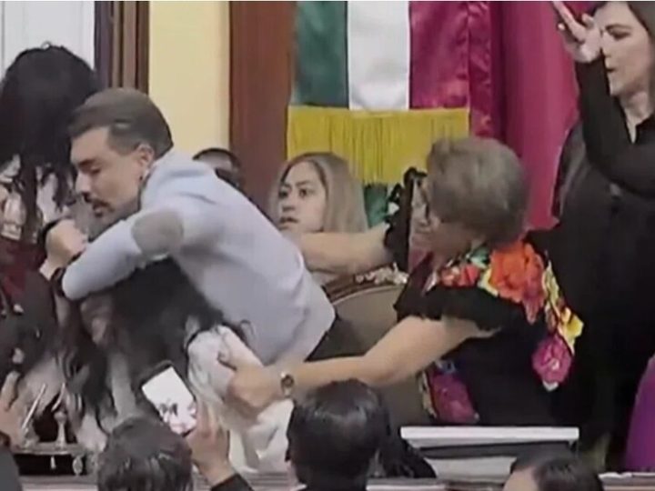 على الهواء مباشرة.. شد شعر واشتباك بين نائبات في كونغرس مدينة مكسيكو (فيديو)