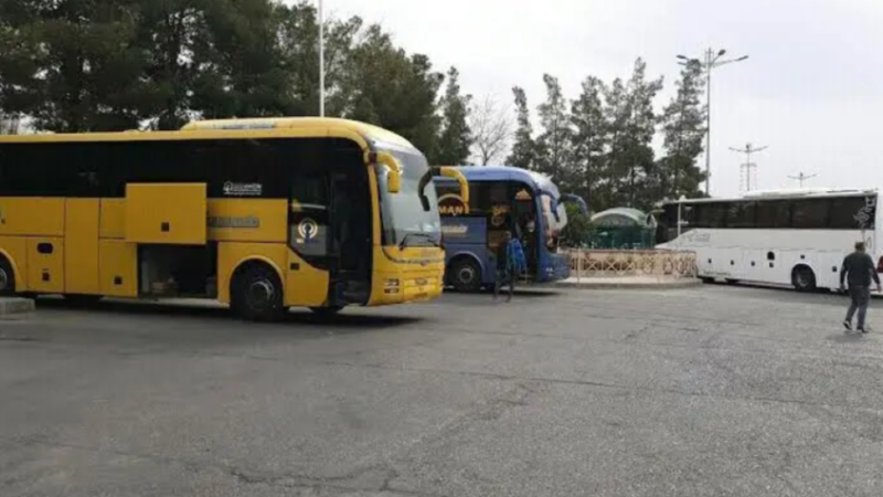 مصرع 13 شخصا بانقلاب حافلة شرق إيران (فيديو)