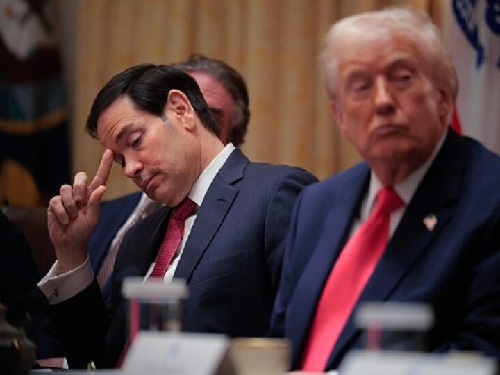 ترامب يتوعد فنزويلا بـ”صدمة غير مسبوقة” ويكشف عن تطويقها بأكبر أسطول بحري