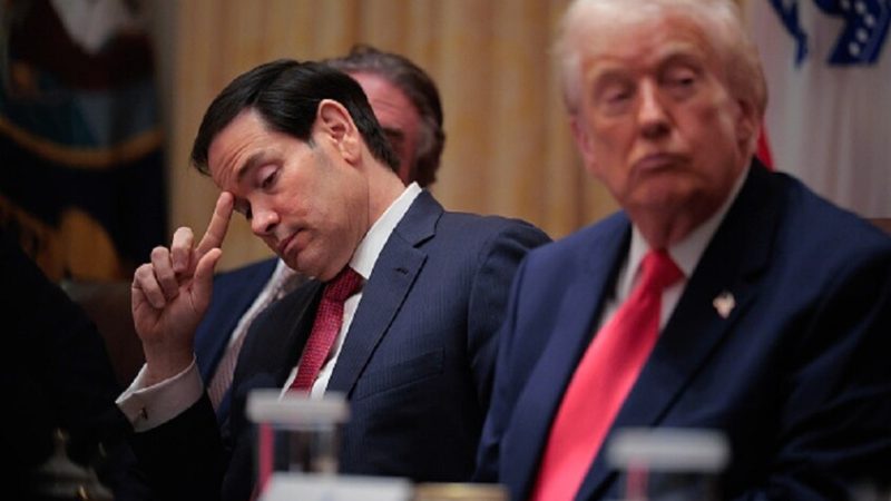 ترامب يتوعد فنزويلا بـ”صدمة غير مسبوقة” ويكشف عن تطويقها بأكبر أسطول بحري