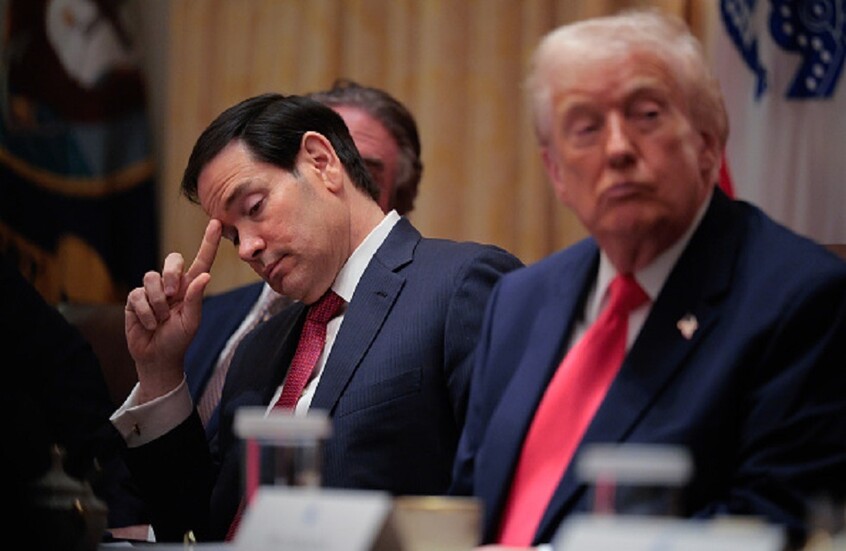 ترامب يتوعد فنزويلا بـ”صدمة غير مسبوقة” ويكشف عن تطويقها بأكبر أسطول بحري