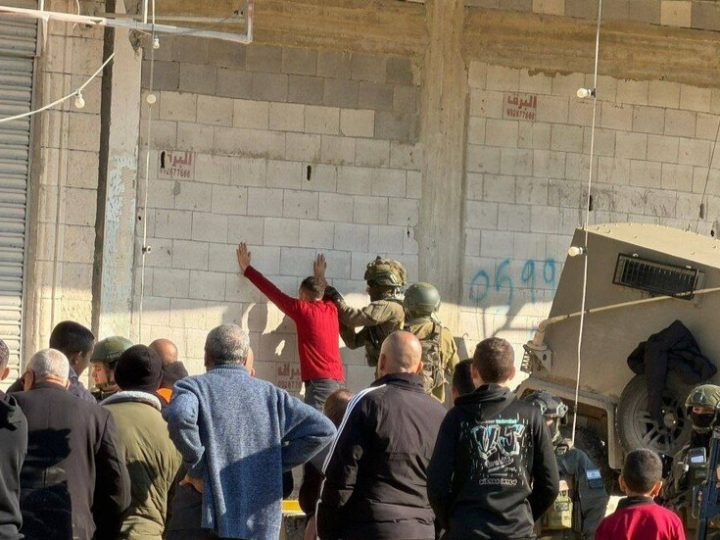 القوات الإسرائيلية تفتش أهالي مخيم نور شمس قبل السماح بدخول منازلهم (فيديو)