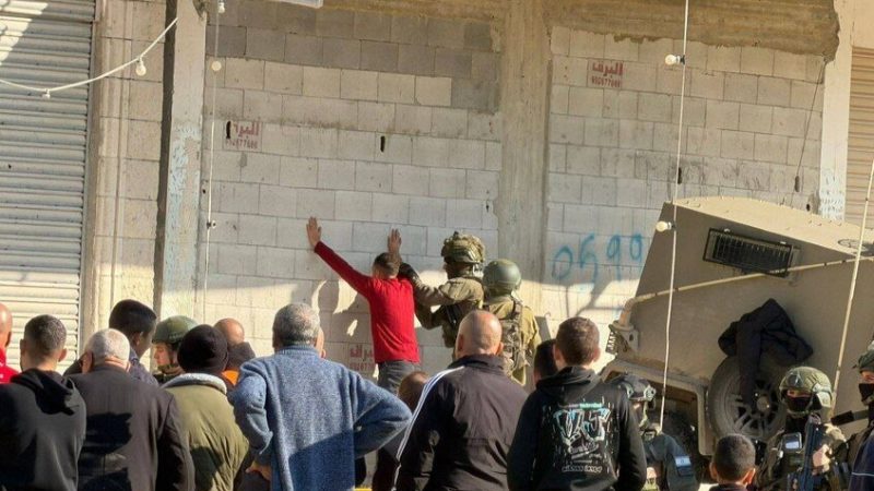 القوات الإسرائيلية تفتش أهالي مخيم نور شمس قبل السماح بدخول منازلهم (فيديو)