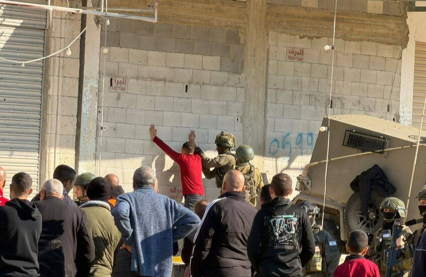 القوات الإسرائيلية تفتش أهالي مخيم نور شمس قبل السماح بدخول منازلهم (فيديو)