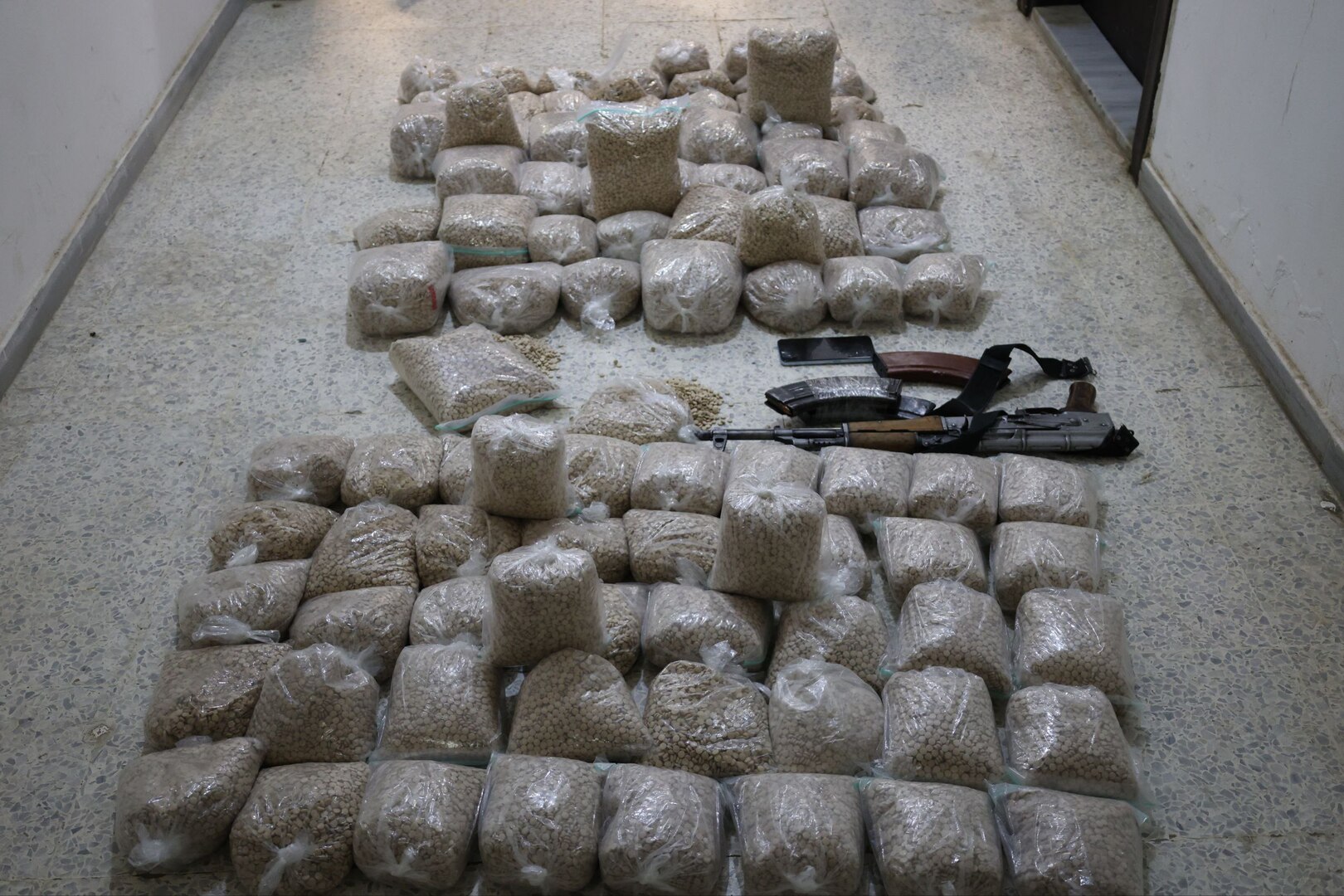 سوريا.. ضبط أكثر من مليون حبة “كبتاغون” والقبض على المروج (صور)