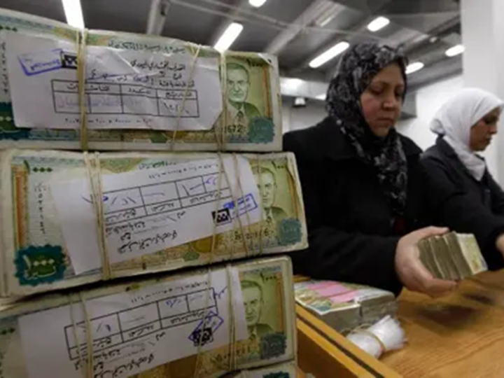 سوريا.. إغلاق جميع المصارف العامة والخاصة ومصادر اقتصادية تكشف السبب