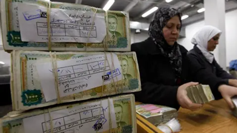 سوريا.. إغلاق جميع المصارف العامة والخاصة ومصادر اقتصادية تكشف السبب