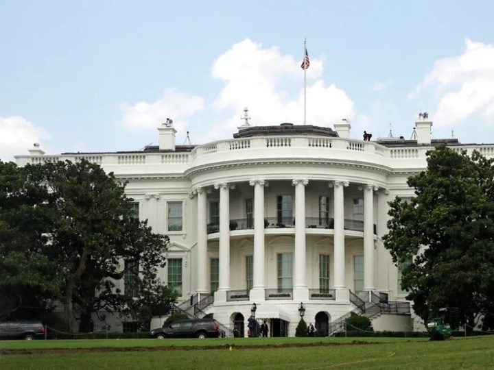 مسؤول أمريكي رفيع يشرح تصريحات ترامب تجاه فنزويلا ويدعي “سرقة” صناعة النفط