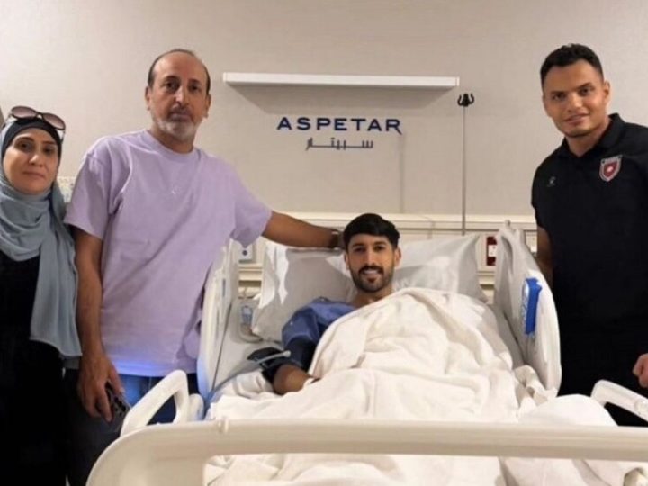 رغم الألم.. يزن النعيمات يداعب مدربه جمال السلامي أثناء زيارته بعد العملية (فيديو)