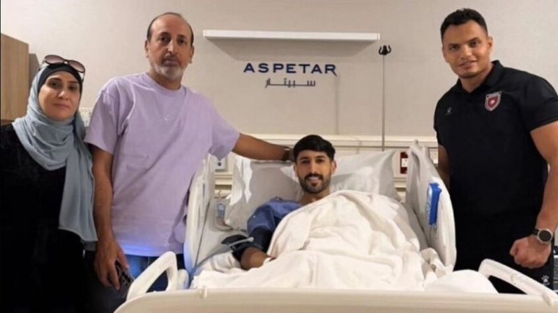 رغم الألم.. يزن النعيمات يداعب مدربه جمال السلامي أثناء زيارته بعد العملية (فيديو)