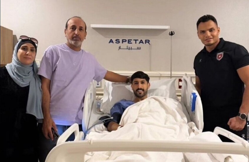 رغم الألم.. يزن النعيمات يداعب مدربه جمال السلامي أثناء زيارته بعد العملية (فيديو)