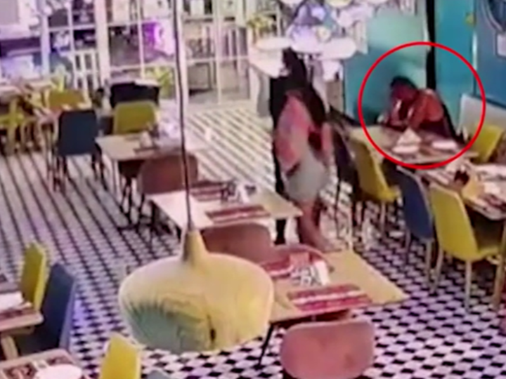 حادث غريب ينهي حياة سائح أسترالي داخل مطعم في تايلاند (فيديو)