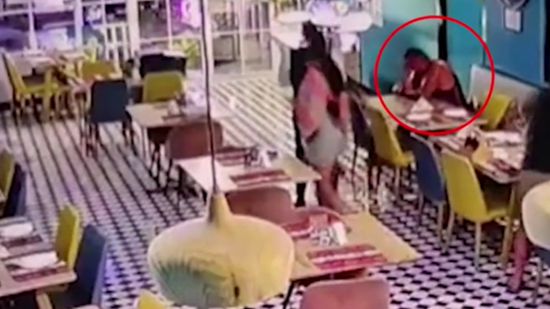 حادث غريب ينهي حياة سائح أسترالي داخل مطعم في تايلاند (فيديو)