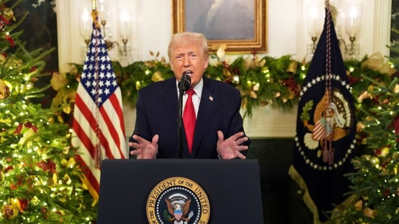 ترامب: الولايات المتحدة تشهد أول “هجرة عكسية” منذ نصف قرن