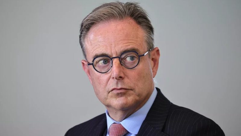 “اقفزوا معي بمظلة واحدة!”.. رئيس وزراء بلجيكا يحذردعاة التصرف بالأصول الروسية