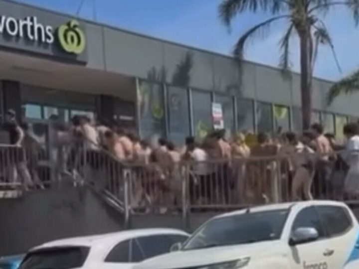 سطو جماعي في أستراليا.. 200 مراهق يخربون ويسرقون متجرا في وضح النهار (فيديو)