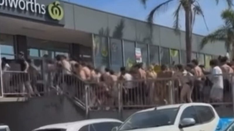 سطو جماعي في أستراليا.. 200 مراهق يخربون ويسرقون متجرا في وضح النهار (فيديو)
