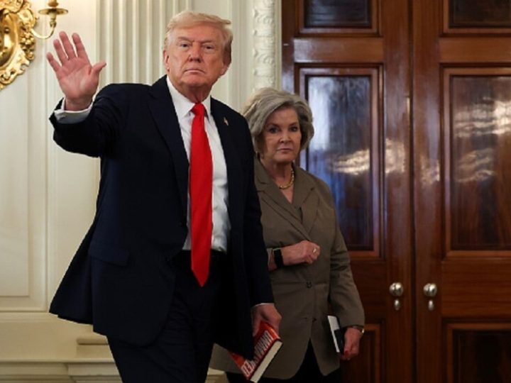 ترامب يسخر من تكهنات بإقالة موظفة قارنت بين شخصيته ومدمن كحول