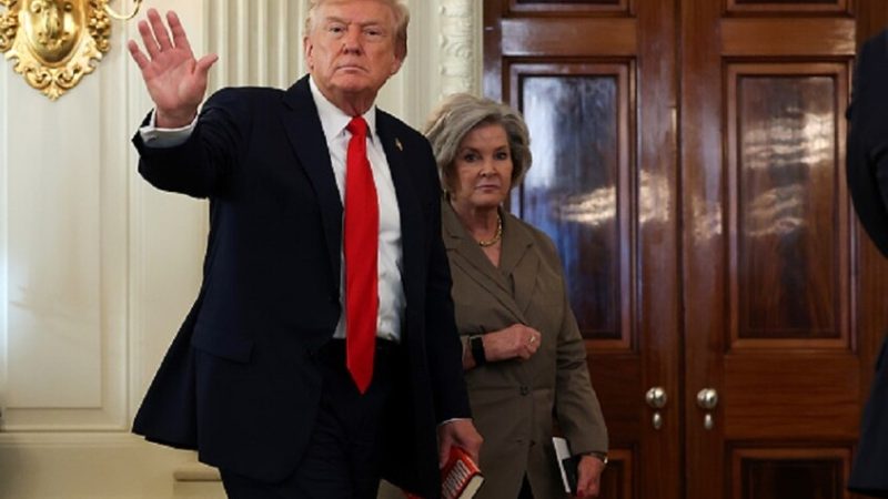 ترامب يسخر من تكهنات بإقالة موظفة قارنت بين شخصيته ومدمن كحول