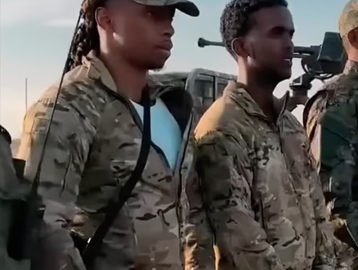 مغنيا راب بريطانيان يظهران مسلحين مع قوات في الصومال وسط صراع عشائري! (فيديو)