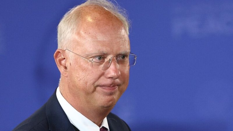 دميترييف ينصح فون دير لاين وميرتس بالاستقالة