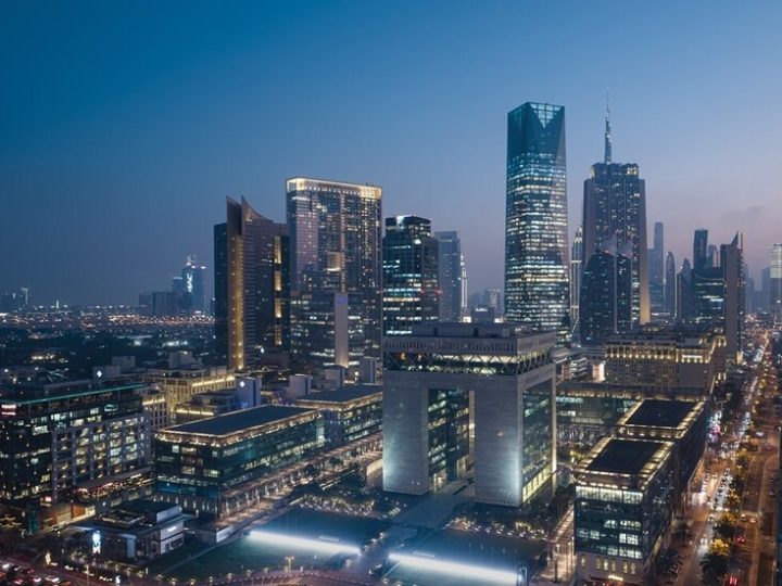 الإمارات تشهد أمطارا غزيرة (فيديو)