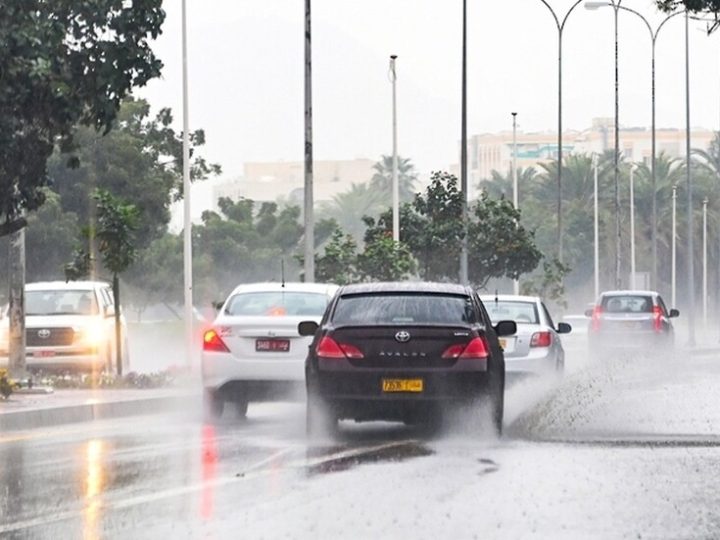 أمطار غزيرة تجتاح ولايتي خصب وشناص في سلطنة عمان (فيديو)